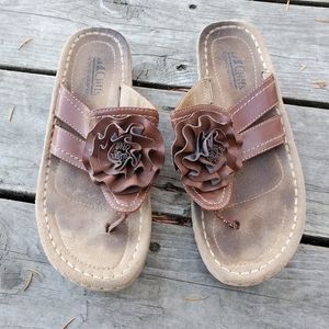 Brown leather thong sandals with flower detail